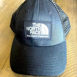 Black northface trucker hat- adjustable